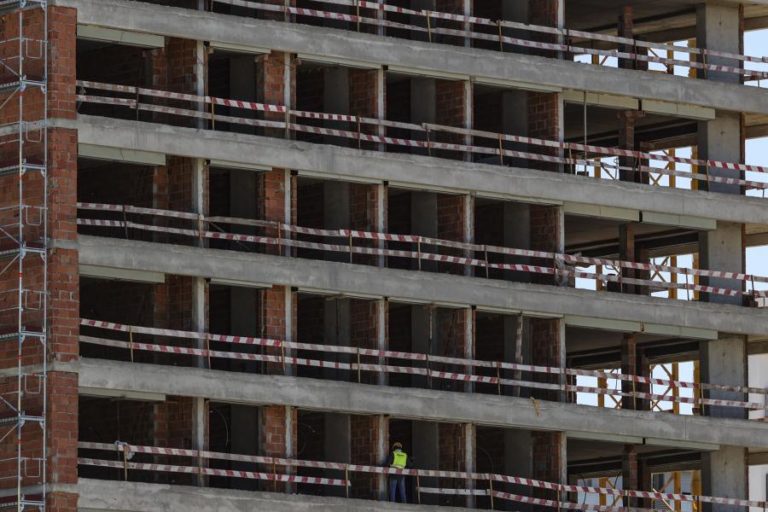 Produção na construção cresce 2,7% em julho