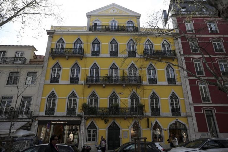 Compra de casas por estrangeiros em mínimos desde 2021