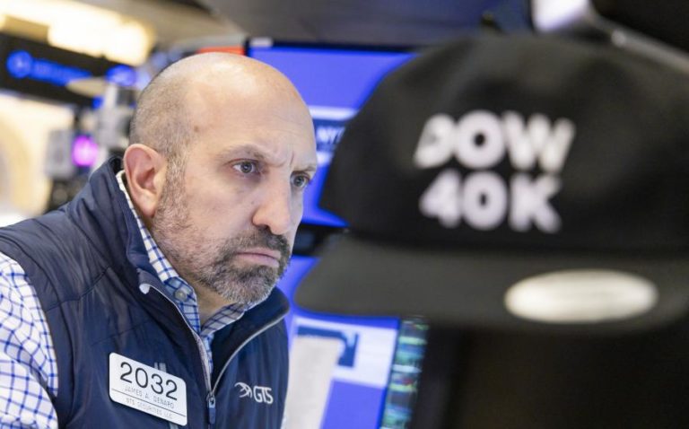 Wall Street com direções distintas na abertura