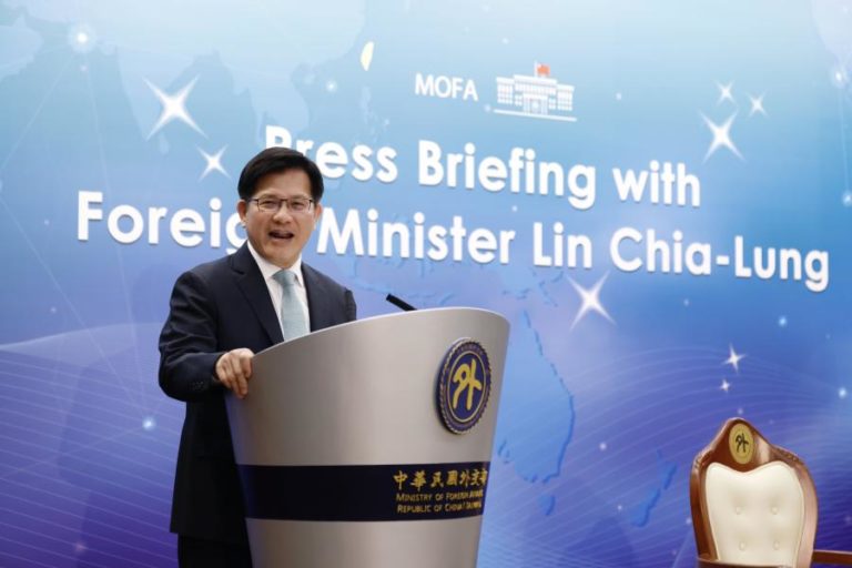 China aumenta pressão militar durante visita de MNE de Taiwan à Polónia