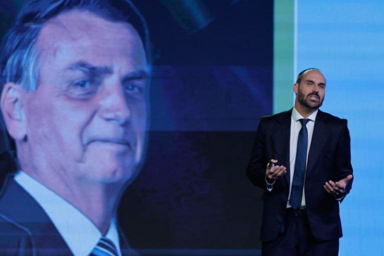 Filho de Bolsonaro acredita em novas sanções dos EUA caso o pai seja condenado