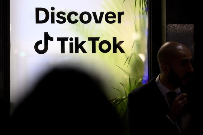 Trump anuncia acordo com China sobre TikTok “que os jovens queriam salvar”