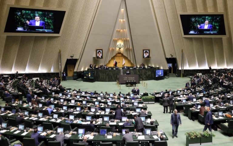 Deputados iranianos pedem fabrico de bomba nuclear