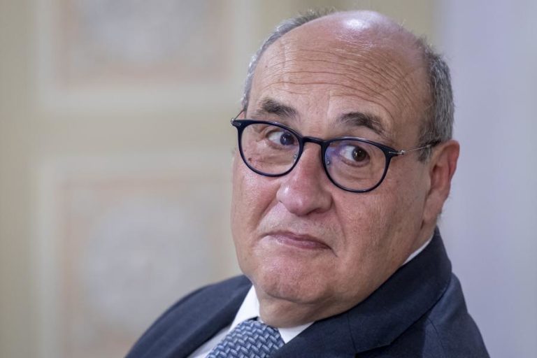 António Vitorino pede “debate nacional” após chumbo da lei de estrangeiros
