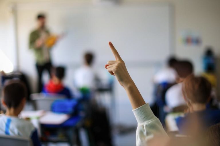 Aulas arrancam a partir de hoje ainda sem todos os professores colocados