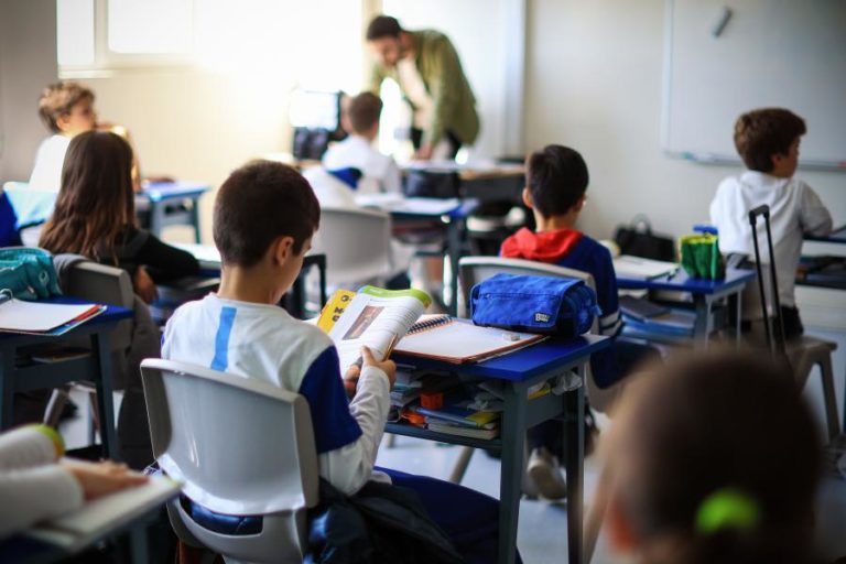 Fenprof alerta que 4.000 alunos da primária poderão começar as aulas sem professor