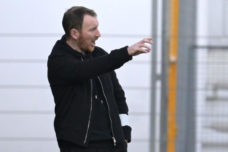 Ian Cathro quer Estoril Praia a fazer um “jogo completo” para vencer Santa Clara