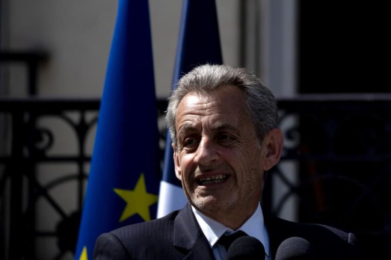 Ex-presidente francês Nicolas Sarkozy condenado a cinco anos de prisão