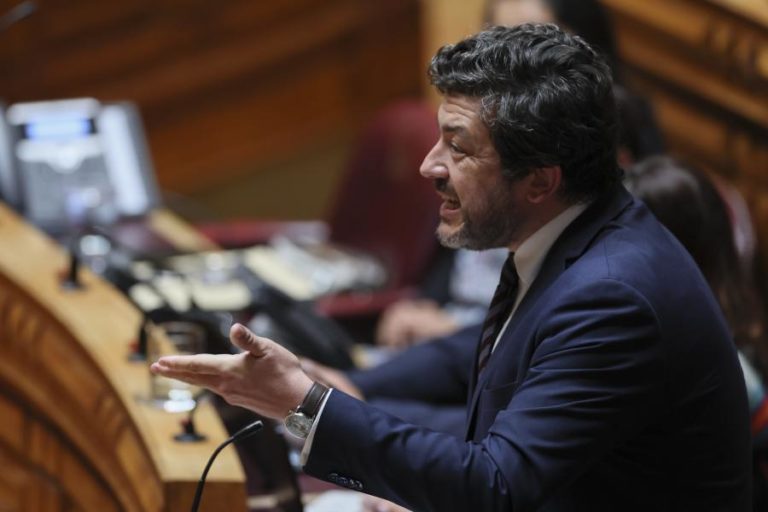 PS quer eliminar prazos para reagrupamento de menores, cônjuge e pessoas dependentes