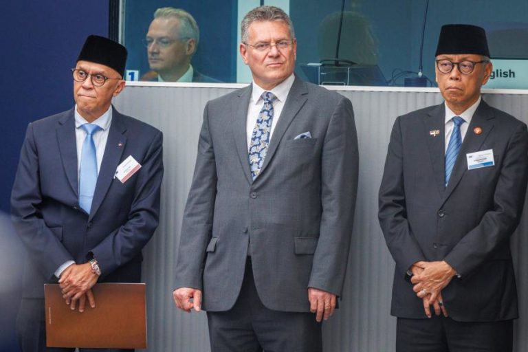 União Europeia e Indonésia assinam acordo de comércio livre em cerimónia em Bali