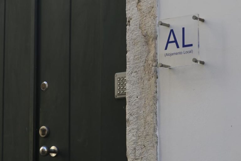 Assembleia Municipal do Funchal aprova suspensão de licenças de AL em prédios de habitação