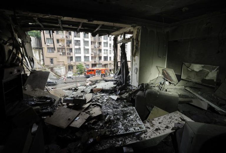 Quase 500 drones e 40 mísseis russos matam quatro pessoas em Kiev