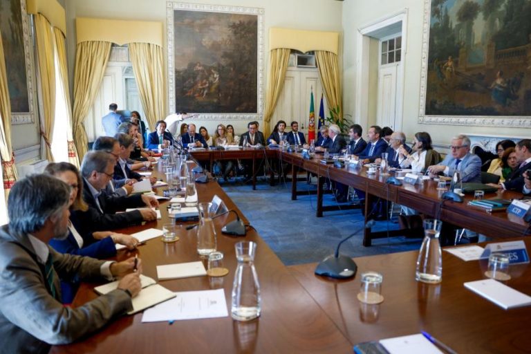 Parceiros sociais debatem hoje alterações à legislação laboral
