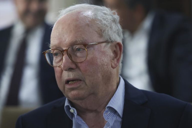 Ex-ministro socialista Correia de Campos entre os mandatários distritais de Gouveia e Melo