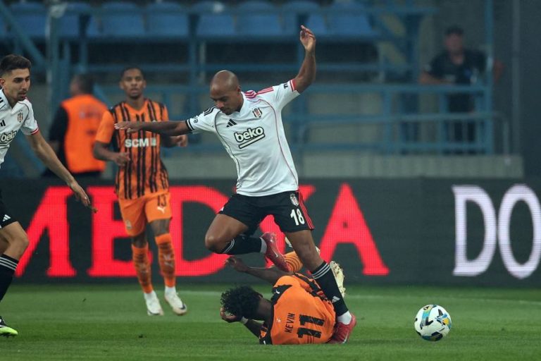 João Mário emprestado pelo Besiktas ao AEK Atenas até ao fim da época
