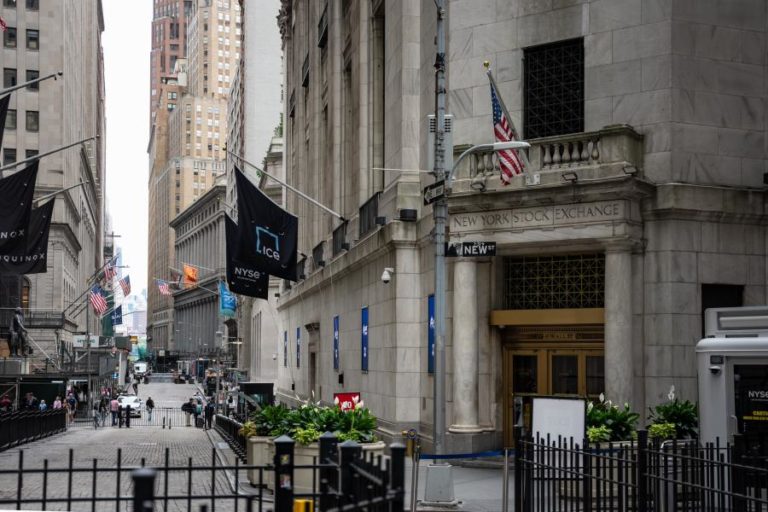 Wall Street fecha em baixa perante contestação judicial das taxas alfandegárias