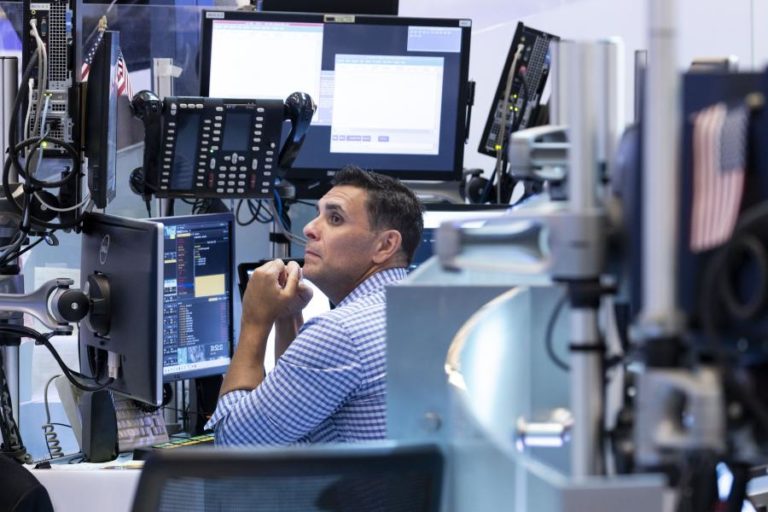 Wall Street fecha com triplo recorde a antecipar corte na taxa de juro da Fed
