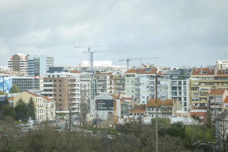 Bruxelas quer mais verbas da UE para habitação e novas regras em arrendamentos turísticos