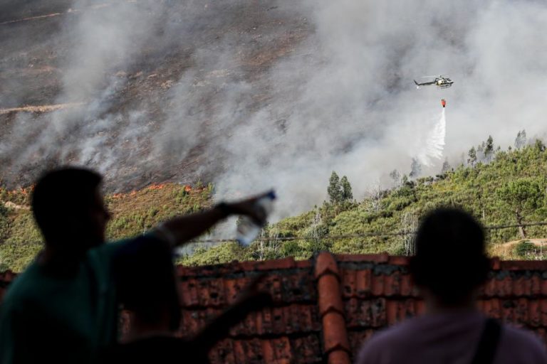 Vinte e dois concelhos de cinco distritos do país em risco máximo de incêndio