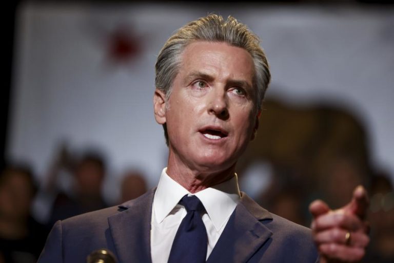 Governador da Califórnia apropria-se de estilo de Trump e destaca-se entre democratas