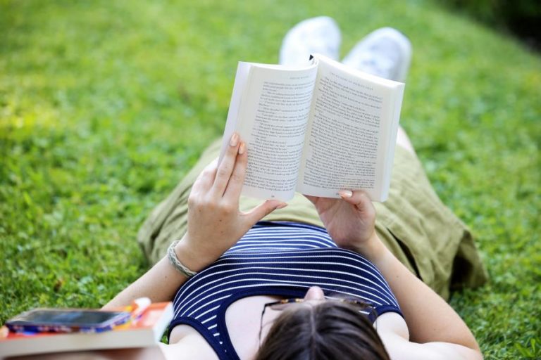 Quase metade dos adultos portugueses só consegue compreender textos curtos