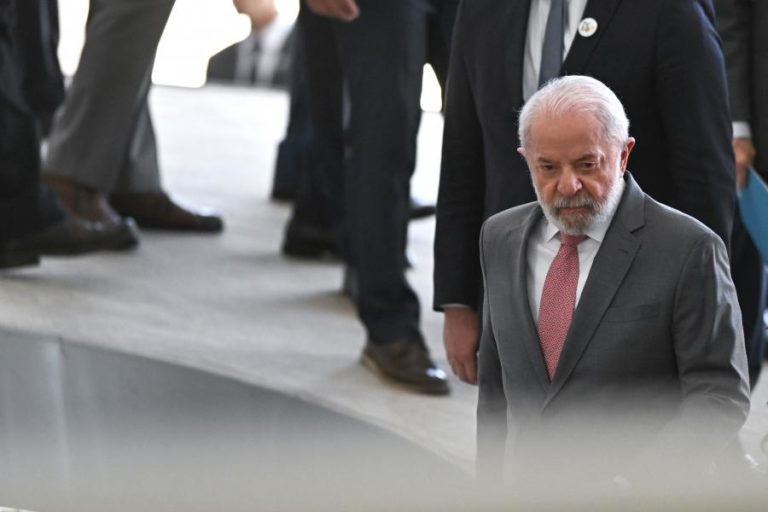 Lula denuncia aos BRICS “chantagem tarifária” dos EUA e presença militar no Caribe