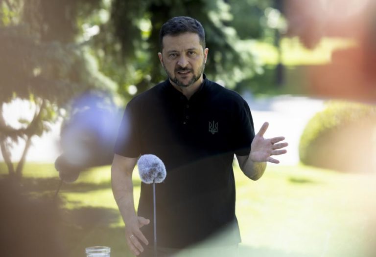 Zelensky discute cooperação económica e militar e convida Montenegro para visita