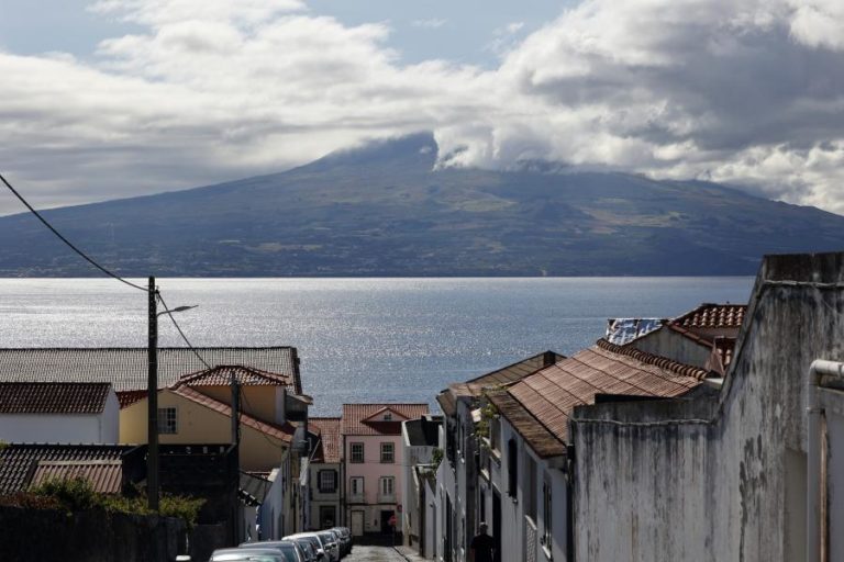 Ciclone fecha escolas e serviços públicos em sete ilhas dos Açores durante 24 horas