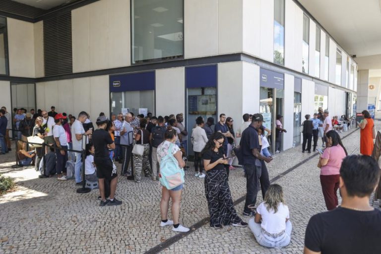 No novo balcão para pedidos de nacionalidade, as filas de sempre