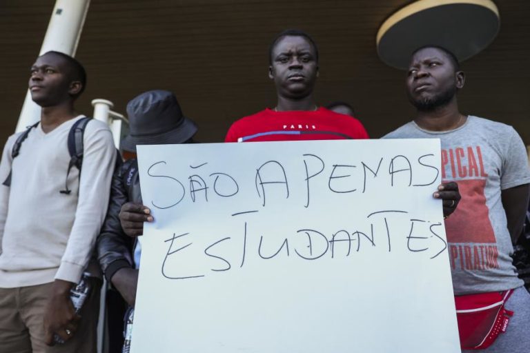 Guineenses autorizados a entrar em Portugal após prova de inscrição no ensino superior
