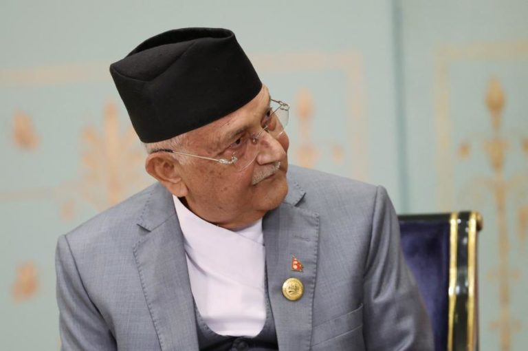 Ex-primeiro-ministro do Nepal proibido de sair do país