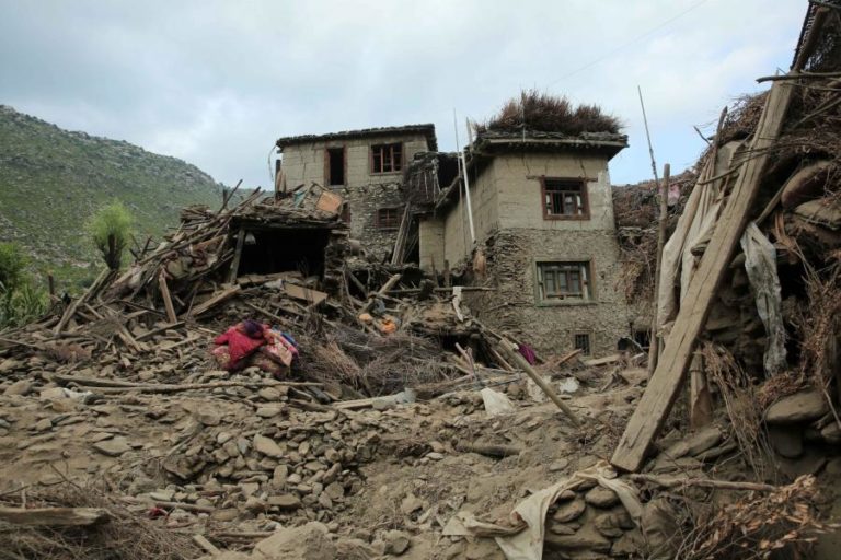 Sobe para 1.124 número de mortos causados por sismo no Afeganistão