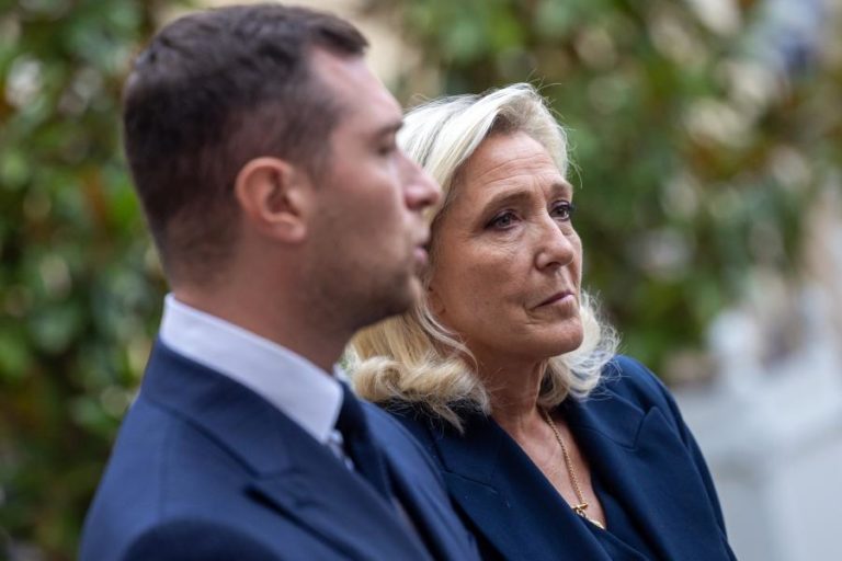 Extrema direita francesa pede eleições rápidas se governo cair