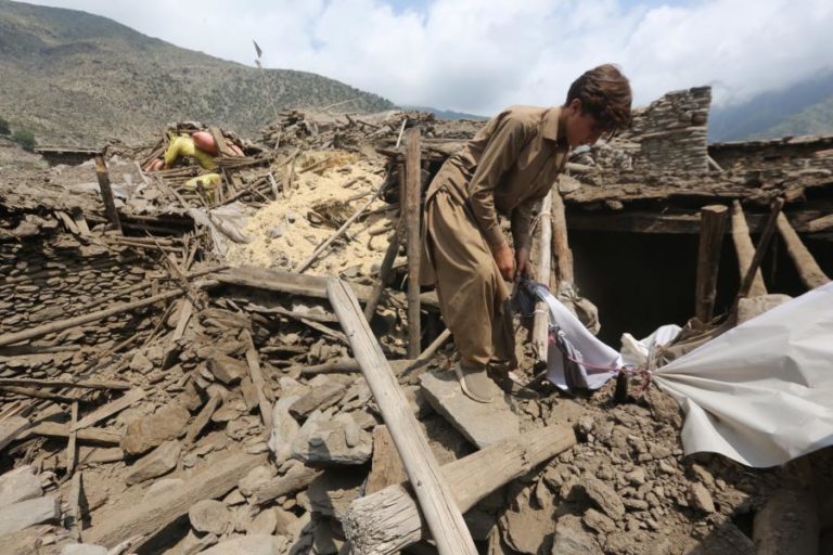 Talibãs elevam para 2.200 número de mortos causados por sismo no Afeganistão