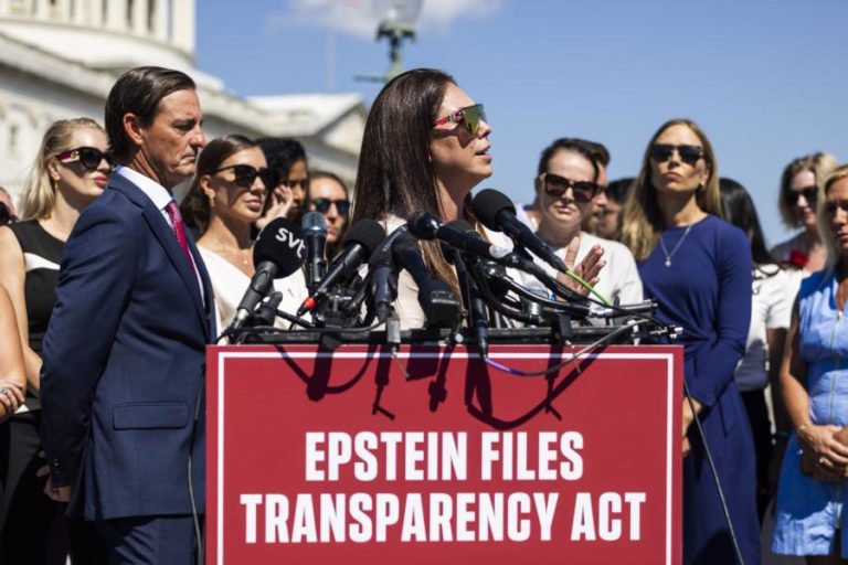 Vítimas de Epstein pedem divulgação de todos os documentos sobre o caso