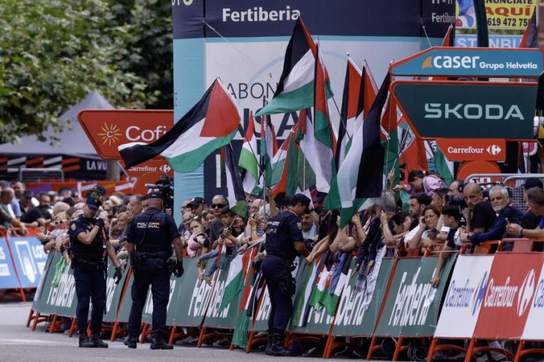 Manifestações pró-Palestina prosseguem e equipa retira Israel do equipamento