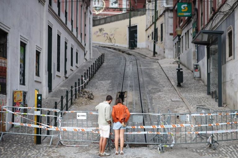 Destroços e composição do Elevador da Glória retirados durante a noite e madrugada