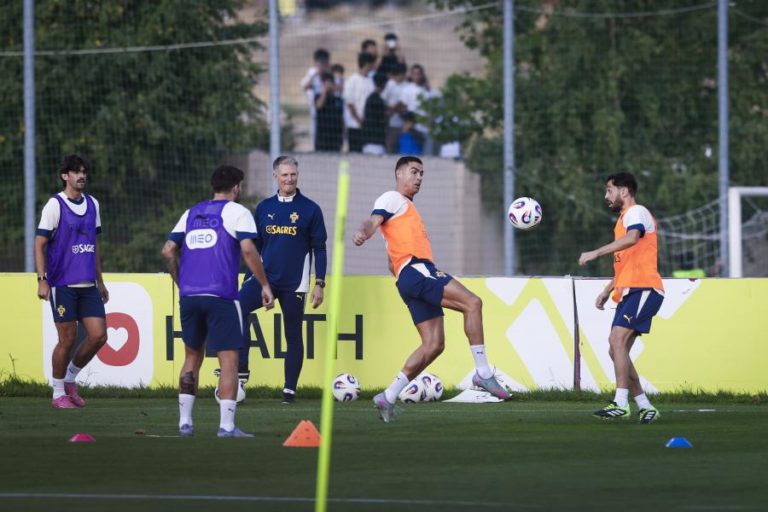Bernardo e Neves titulares num ‘onze’ de Portugal com apenas um central