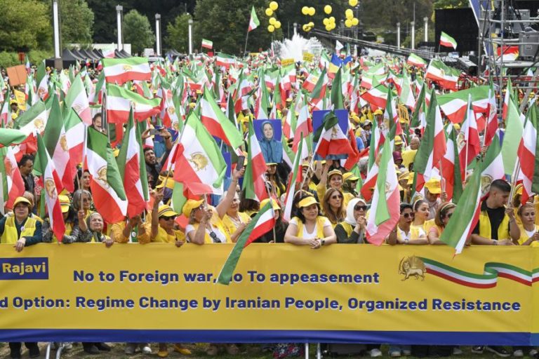 Milhares de iranianos manifestam-se em Bruxelas por mudança de regime no Irão