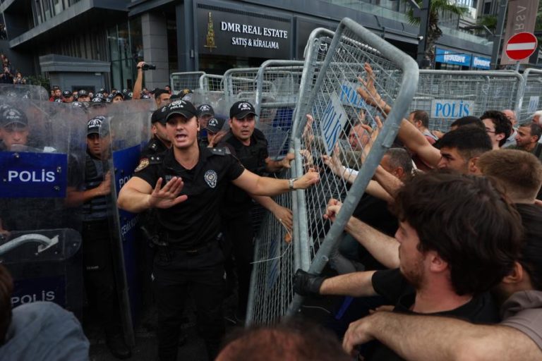 Polícia turca dispersa com gás lacrimogéneo protesto em frente à sede da oposição em Istambul