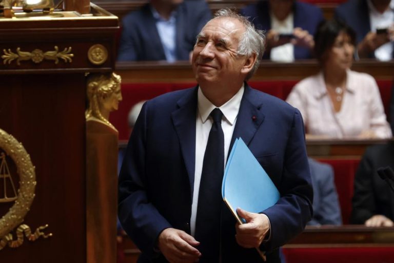 Governo francês cai após chumbo de voto de confiança no parlamento
