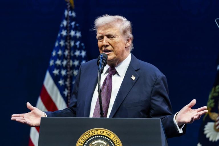 Trump admite estender financiamento do Estado sem negociar com democratas no Congresso