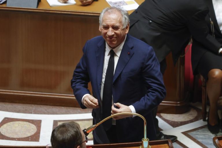 PM francês François Bayrou apresenta formalmente demissão a Macron