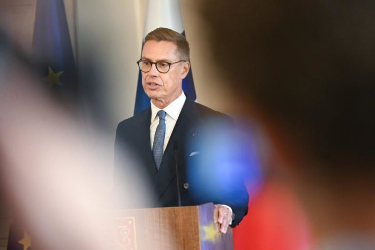 Finlândia acusa Hungria e Eslováquia de financiarem guerra russa