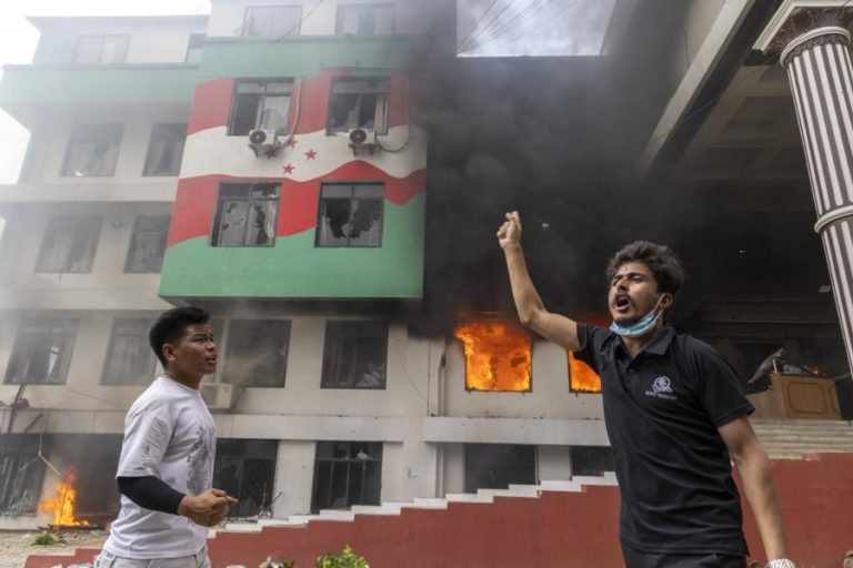 Manifestantes incendeiam Parlamento do Nepal