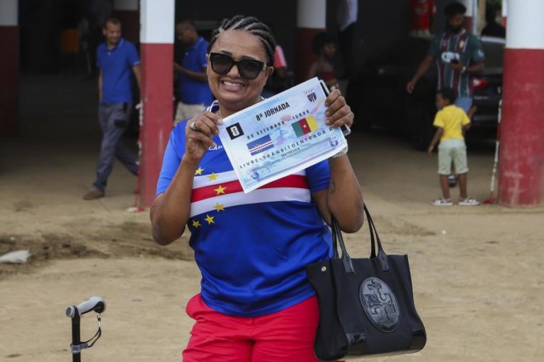 Mundial2026: Adeptos em filas procuram alternativas após bilhetes esgotarem na capital cabo-verdiana