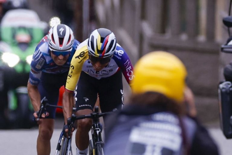 Egan Bernal vence 16.ª etapa da Volta a Espanha encurtada devido a protestos pró-Palestina