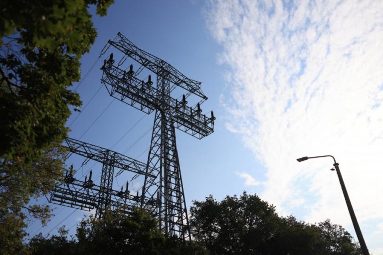 Cerca de 20 mil casas e empresas na Alemanha continuam sem energia após incêndio