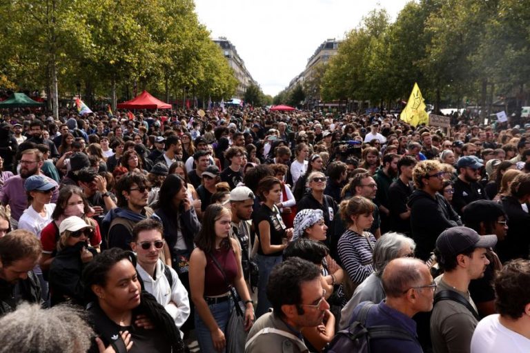 Protestos em França juntam 175 mil manifestantes contra a austeridade