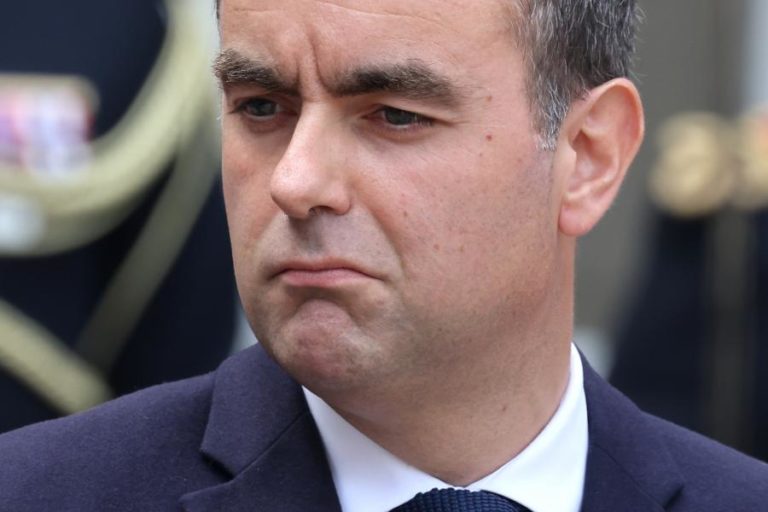 PM francês vai retirar medida do antecessor de supressão de feriados